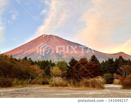 富士山被夕陽的色彩染紅 富士山被夕陽的色彩染紅 141049237