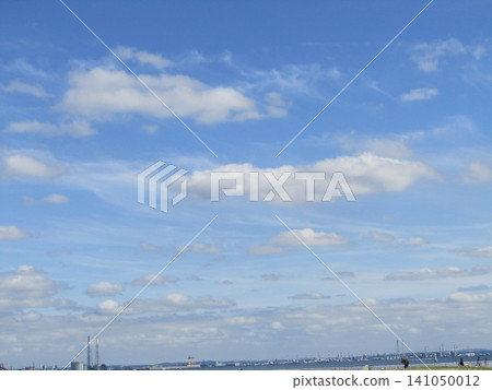 六月,凱米加瓦濱海灘上空藍天白雲。 六月,凱米加瓦濱海灘上空藍天白雲。 141050012