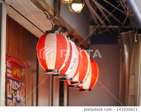居酒屋（日式酒吧）屋簷下懸掛著紅白相間的燈籠 141050621
