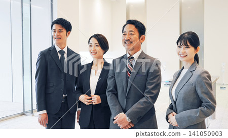 一群在辦公室排隊的行政商務人員 141050903