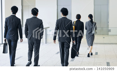 走在大廳的執行商務人員小組 走在大廳的執行商務人員小組 141050909