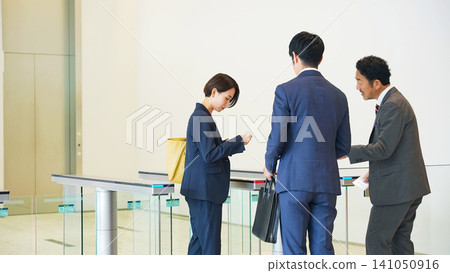一名女子難以通過安全門 一名女子難以通過安全門 141050916