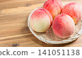 季節性的新鮮白桃，裝在籃子裡，是夏天的味道。 141051138