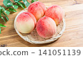 季節性的新鮮白桃，裝在籃子裡，是夏天的味道。 141051139