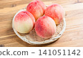 季節性的新鮮白桃，裝在籃子裡，是夏天的味道。 141051142
