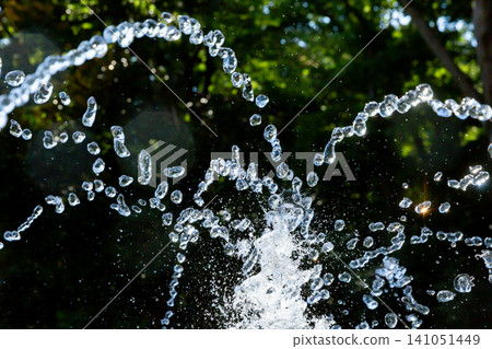 炎炎夏日，噴泉飛濺的水柱帶給人清爽的夏日感受。 141051449