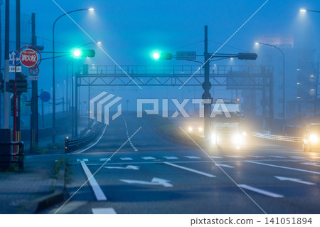 霧濛濛的清晨,一個十字路口 霧濛濛的清晨,一個十字路口 141051894