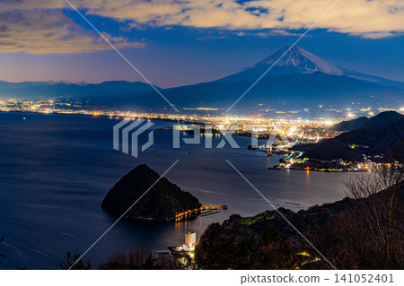 [Shizuoka Prefecture] Numazu's 100 Treasures: The city lights of Numazu and Mt. Fuji as seen from Mt. Hotanjo. 141052401
