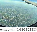 從飛機內部看到的地面景色 141052533
