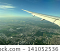 從飛機內部看到的地面景色 141052536