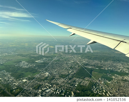從飛機內部看到的地面景色 從飛機內部看到的地面景色 141052536