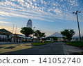 Mount Fuji and the "Fuji Sky View" Ferris wheel at sunset, as seen from Fujikawa Service Area (Shizuoka Prefecture) 141052740