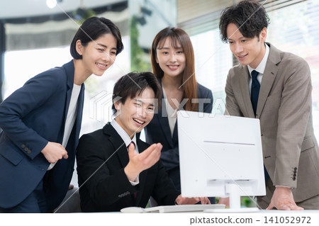 商務人士在辦公室開會 141052972