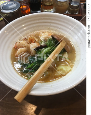 某知名餐廳的蝦仁餛飩麵 某知名餐廳的蝦仁餛飩麵 141054287