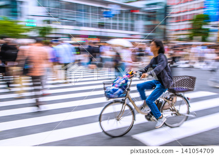 Japan's Tokyo urban landscape traffic ticket system will begin on April 1st, but... Shibuya Scramble Crossing... Reckless and dangerous cycling = Shibuya Japan's Tokyo urban landscape traffic ticket system will begin on April 1st, but... Shibuya Scramble Crossing... Reckless and dangerous cycling = Shibuya 141054709