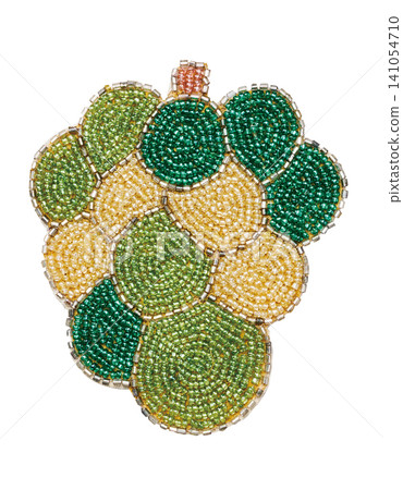 白色背景上的葡萄刺繡貼片,飾以綠色和金色珠子。 白色背景上的葡萄刺繡貼片,飾以綠色和金色珠子。 141054710