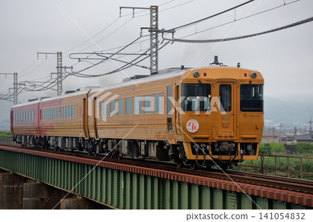 KiRo 185系臨時特快列車「伊予灘物語」運行於與山線至大津段 KiRo 185系臨時特快列車「伊予灘物語」運行於與山線至大津段 141054832