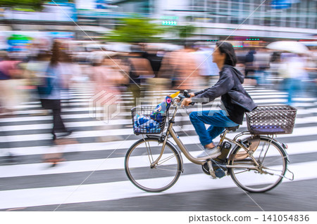 Japan's Tokyo urban landscape traffic ticket system will begin on April 1st, but... Shibuya Scramble Crossing... Reckless and dangerous cycling = Shibuya Japan's Tokyo urban landscape traffic ticket system will begin on April 1st, but... Shibuya Scramble Crossing... Reckless and dangerous cycling = Shibuya 141054836