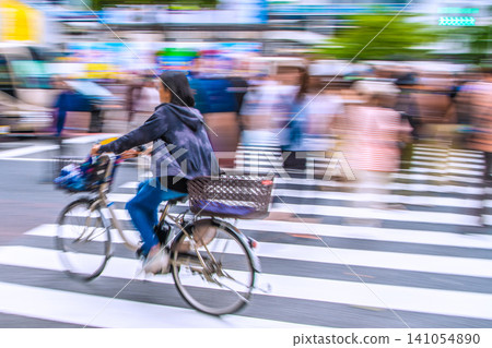 日本東京的城市景觀交通罰單系統將於4月1日開始實施，但是…澀谷十字路口…魯莽危險的騎行=澀谷 141054890