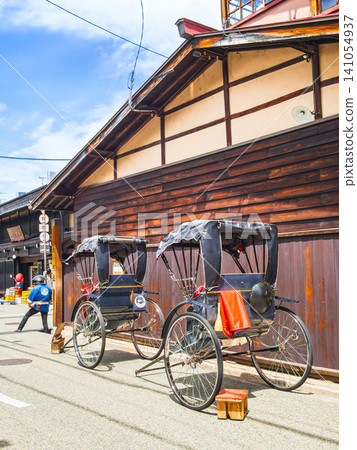 在飛驒高山市上三町,人力車正等待乘客。 在飛驒高山市上三町,人力車正等待乘客。 141054937