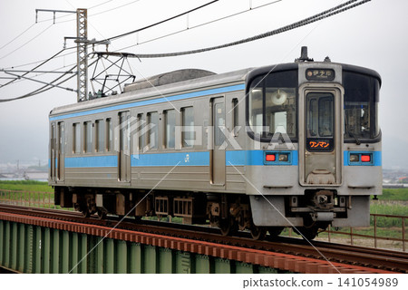 一列單節車廂的7000系列列車正在乳山線上運行。 141054989