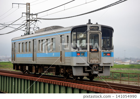 一列單節車廂的7000系列列車正在乳山線上運行。 141054990