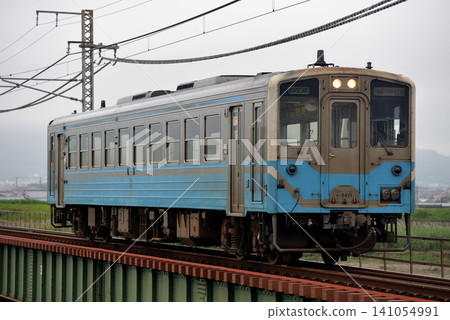 一列Kiha 54系列列車正在陽山線上運行。 一列Kiha 54系列列車正在陽山線上運行。 141054991