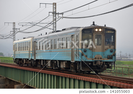 兩節Kiha 54/32系列地方列車車廂正在優山線上運行。 兩節Kiha 54/32系列地方列車車廂正在優山線上運行。 141055003