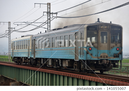 A two-car Kiha 54/32 deadhead train running on the Yosan Line. 141055007