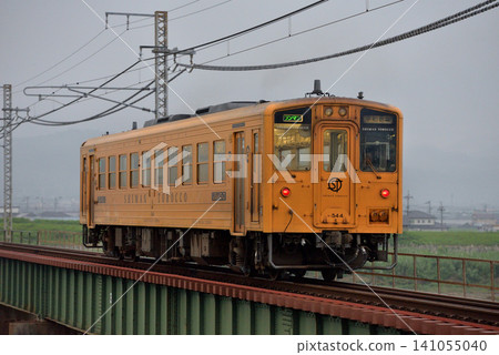 一列Kiha 54系列車（四萬列車）正在乳山線上運行。 141055040