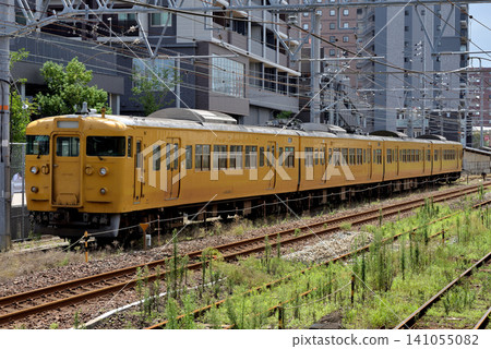 車站內停放著四節 115 系列 3000 系列列車車廂。 車站內停放著四節 115 系列 3000 系列列車車廂。 141055082