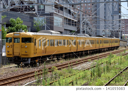 車站內停放著四節 115 系列 3000 系列列車車廂。 車站內停放著四節 115 系列 3000 系列列車車廂。 141055083