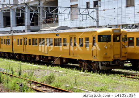 一列115系3000系列車停放在車站內。 一列115系3000系列車停放在車站內。 141055084