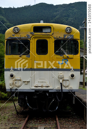 一輛保存在原河部線安野站的 KiHa 58 型柴油動車組。 一輛保存在原河部線安野站的 KiHa 58 型柴油動車組。 141055088