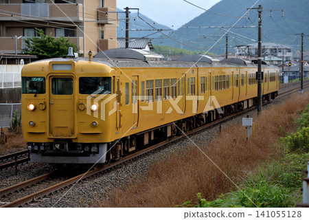 一列由 4 節車廂組成的 115 系列 3000 系列地方列車正在山陽本線上運行。 一列由 4 節車廂組成的 115 系列 3000 系列地方列車正在山陽本線上運行。 141055128