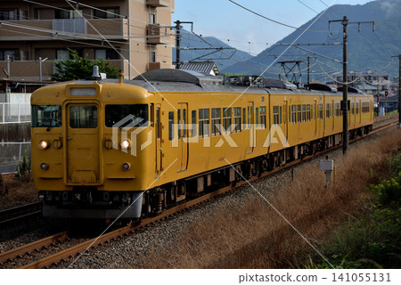 一列由 4 節車廂組成的 115 系列 3000 系列地方列車正在山陽本線上運行。 一列由 4 節車廂組成的 115 系列 3000 系列地方列車正在山陽本線上運行。 141055131
