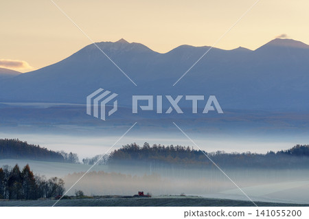 北海道美瑛:深秋時節,清晨雲海翻騰,群山環繞,十勝山脈巍峨聳立,構成一幅如夢似幻的景象。 (旅遊景點) 北海道美瑛:深秋時節,清晨雲海翻騰,群山環繞,十勝山脈巍峨聳立,構成一幅如夢似幻的景象。 (旅遊景點) 141055200