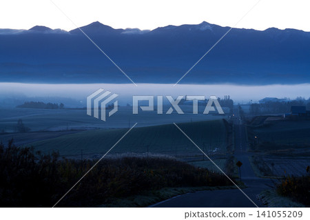 北海道美瑛:深秋時節,清晨雲海翻騰,群山環繞,十勝山脈巍峨聳立,構成一幅如夢似幻的景象。 (旅遊景點) 北海道美瑛:深秋時節,清晨雲海翻騰,群山環繞,十勝山脈巍峨聳立,構成一幅如夢似幻的景象。 (旅遊景點) 141055209