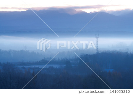北海道美瑛：深秋時節，清晨雲海翻騰，群山環繞，十勝山脈巍峨聳立，構成一幅如夢似幻的景象。 （旅遊景點） 141055210