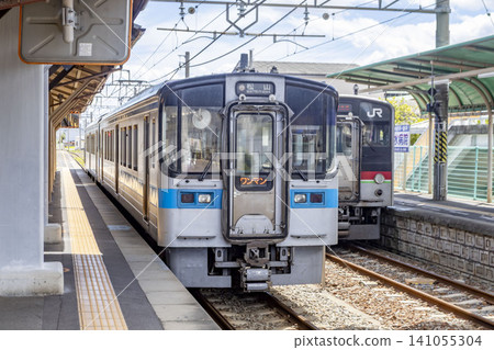 Trains that stop at Kannonji Station 141055304
