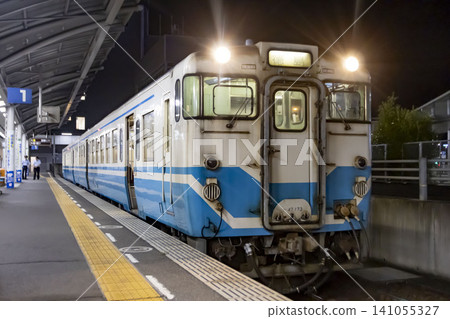 一列 KiHa 40 型列車停靠在高松站。 一列 KiHa 40 型列車停靠在高松站。 141055327