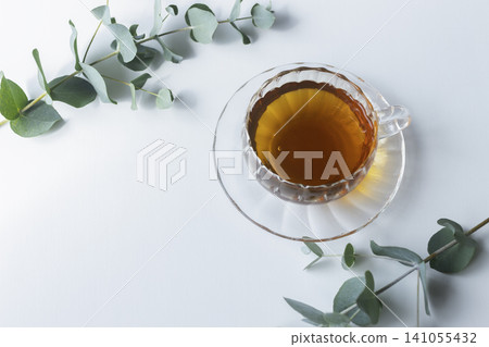 簡單的下午茶時光，將茶倒入玻璃茶杯中，加入尤加利葉。 141055432