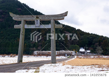 JR Kyushu Kiha 125 Umisachi Yamasachi passing through the torii gate in front of Tateishi Tenmangu Shrine JR Kyushu Kiha 125 Umisachi Yamasachi passing through the torii gate in front of Tateishi Tenmangu Shrine 141055678