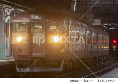 Echigo Tokimeki Railway's overnight express train Echigo Tokimeki Railway's overnight express train 141055692