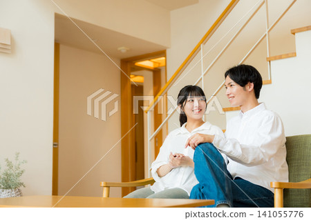 一對夫婦在客廳裡說話 一對夫婦在客廳裡說話 141055776