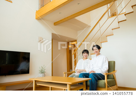 一對夫婦在客廳裡說話 一對夫婦在客廳裡說話 141055778