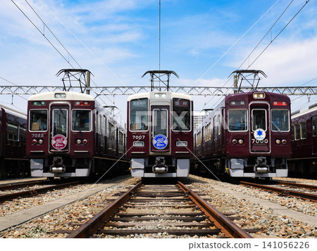 阪急7000系列車在藍天下整齊排列 阪急7000系列車在藍天下整齊排列 141056226