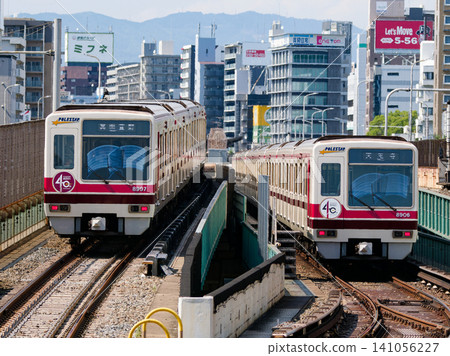 塗有40週年紀念標誌的北大阪急行8000系列列車停靠新大阪站。 141056227