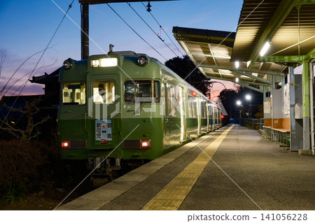 一列名古屋鐵道廣見線6000系列列車,身披復興塗裝,在夕陽的映襯下等待回程。 一列名古屋鐵道廣見線6000系列列車,身披復興塗裝,在夕陽的映襯下等待回程。 141056228