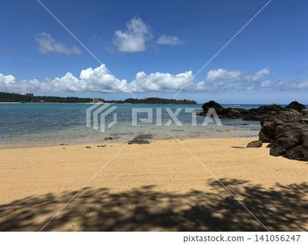 沖繩的靜謐海灣沙灘和岩石區 沖繩的靜謐海灣沙灘和岩石區 141056247